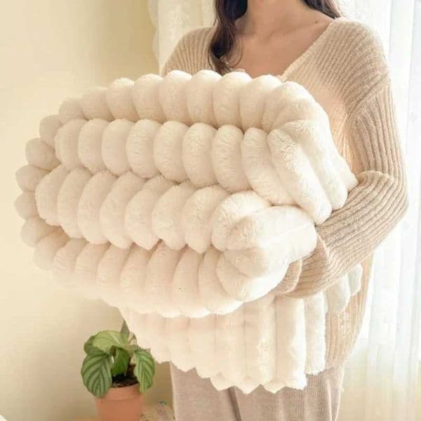 2025 New Solid Color Rabbit Plush Blanket Nap Office Blanket Coral Plush Warm Flannel Blanket Y251112