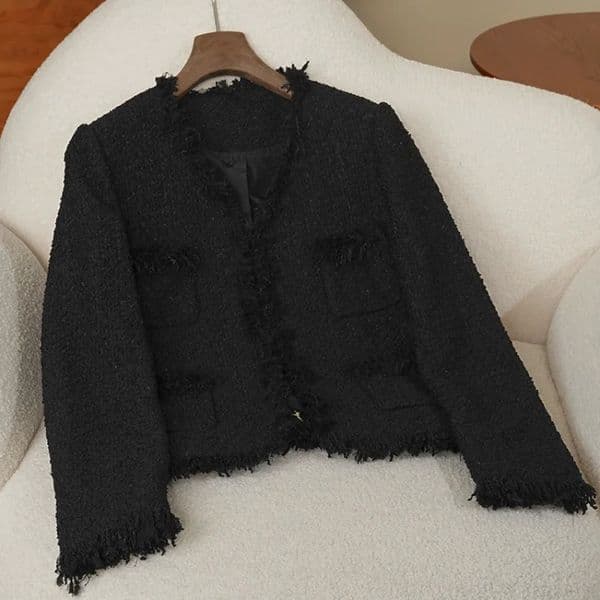 Black Fragrance Vneck Tassel Hook Buckle Short Coat Women Fashion Simple Versatile French Autumn Winter Tweed Lady Coat 251103