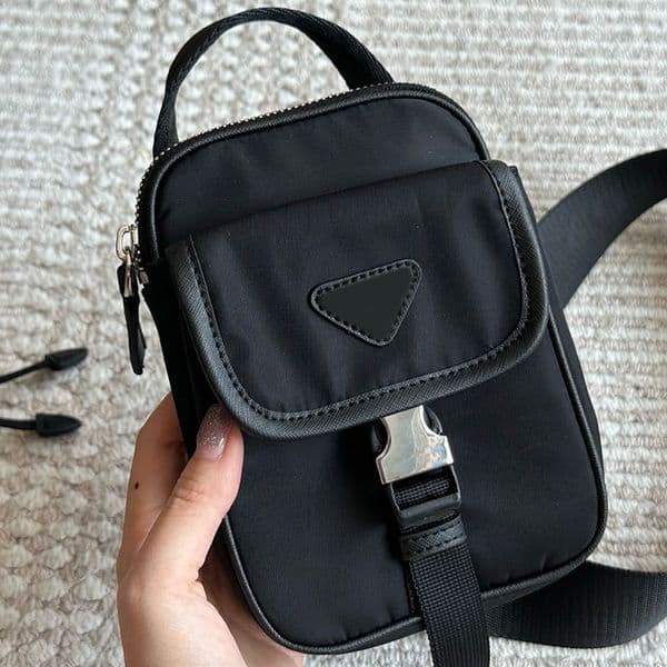 Designer Fanny Pack Man Luxury Nylong Material Waist Pack Designers Shoulder Bag -8 Black Belt Bag Mans Cross Body Bags Mini Fanny Pack DLD2504145
