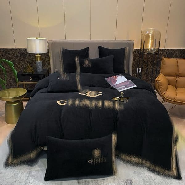 Luxury designer king size bedding set gold black letter fleece duvet cover bed sheet with pillowcases queen comforters sets covers