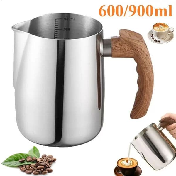 600/900ml Milk Coffee Frothing Cup Milk Frothing Pitcher with Inner Scale and Wooden Handle Dripless Spout Latte Art Coffee Cup 250414BJ