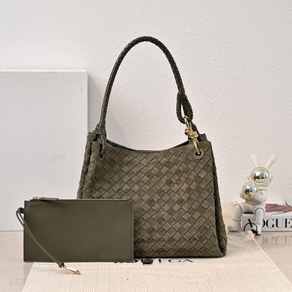 25 autumn/winter new designer style suede woven shoulder backpack, simple and high-end