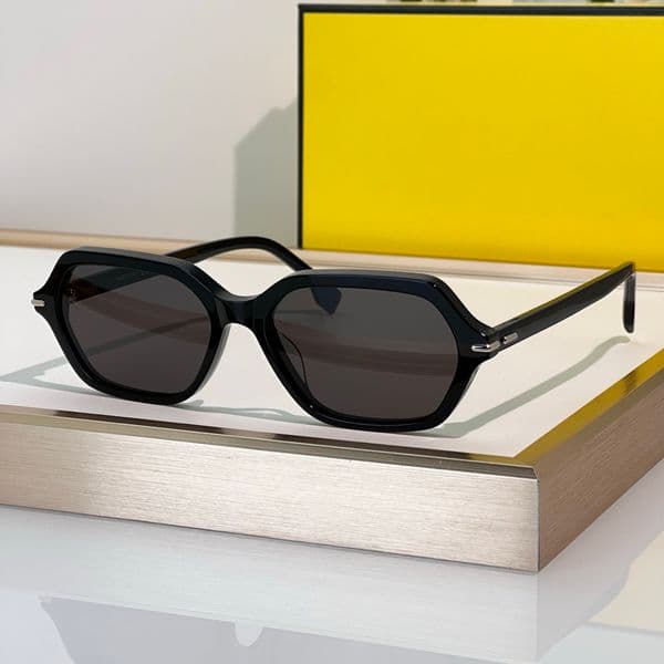 Sunglasses For Men Women Designer 50125 Summer Fashion Avant-Garde Goggles Style Anti-Ultraviolet UV400 Popularity Hexagon Acetate Full Frame Glasses Random Box