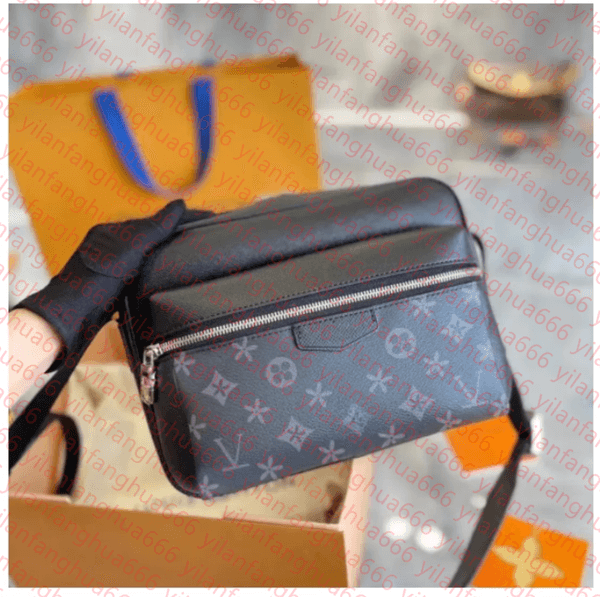 2026 Handbags Men Leather TRIO Messenger Bags Luxury Shoulder Bag Make up Bags Designer Handbag Luxurys designers Mens Shoulder Bags