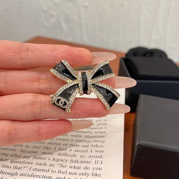 Bowknot Designer Brooches Women Men Couples Luxury 18k Gold Plated Stainless Steel Rhinestone Crystal Pearl Brooch Suit Pin Fashion Jewelry Accessories