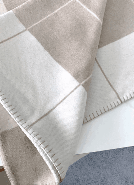 Beige Hot selling H Blankets 1.5kg Blanket For Living room sofa Ins Blanket Pillow Home Luxury Horse Gig Size