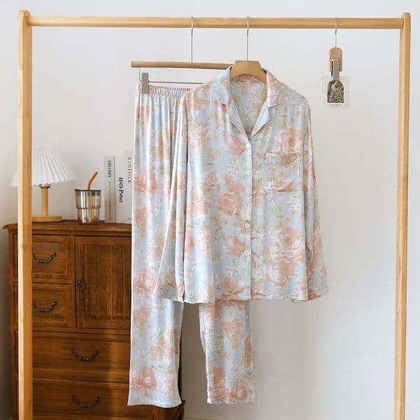 Womens thin satin pajamas long sleeved family set dress silk casual wear adhesive lapel pajamas two-piece set 250422