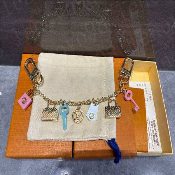 Designer keychains mens keychains womens keychains brand luxury car keychains used as bags to match classic and casual smooth letter buttons high-quality designer