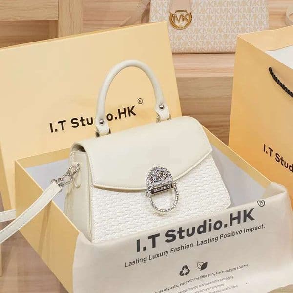 Women's 2024 New Autumn And Winter Brand Shoulder Crossbody Bag, High-End Texture, Light Designer Handbag