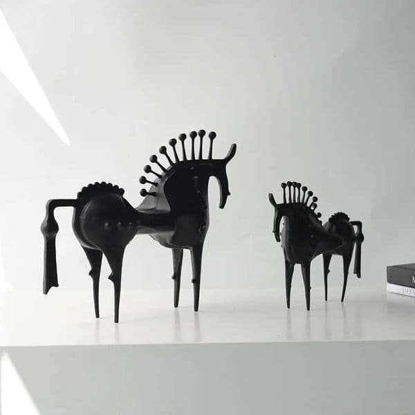 Luxury Decor Figurines Abstraction Horseradish Horse Figurine Metal Handicraft Miniatures Artificial Animal Sculpture Home Decoration Y251125