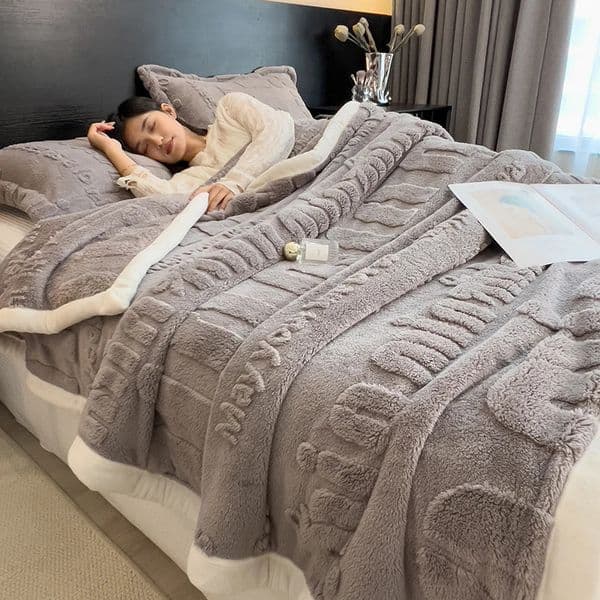 Thickened Coral Fleece Warm Autumn Winter Bed Blankets Letter Jacquard Velvet Throw Blanket Soft Plush Blankets Pillow Cover Set 251126BJ