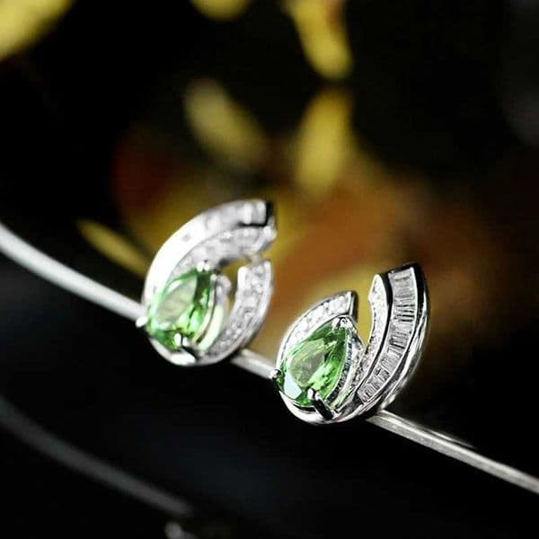 Huitan Waterdrop Green CZ Stud Earrings for Women Temperament Bride Wedding Earrings Luxury Silver Color Ear Jewelry New ArrivalT251129