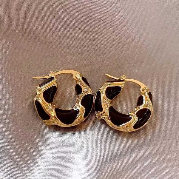 New Vintage Enamel Color Metal Texture Small Hoop Earrings for Women Trendy Gold Plated Statement Ear Buckle Creative JewelrT251129