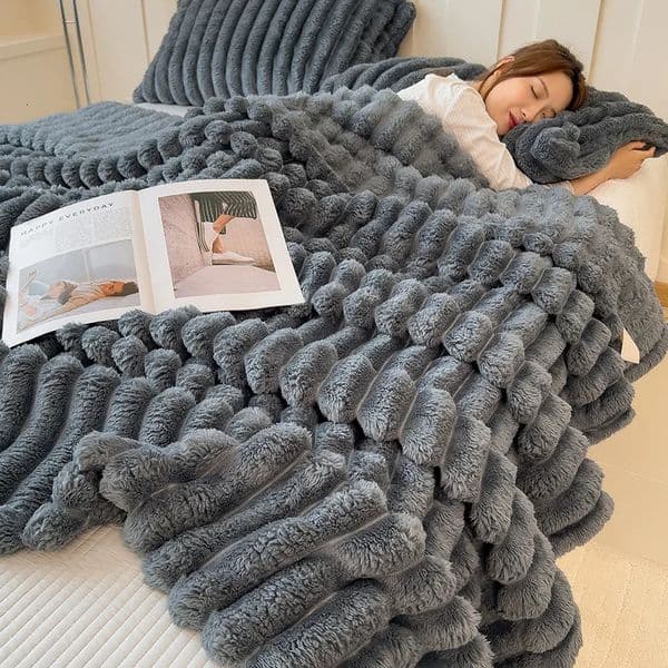 Rabbit Plush Weighted Winter Blanket Soft Throw Blanket for Couch Chunky Knit Faux Fur Bedspreads and Coverlets Bedroom Decor XL 251126