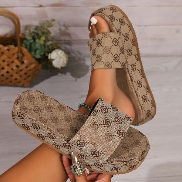 Large size 36-43 platform flat slippers women wear 2025 fashion new line beach slippers