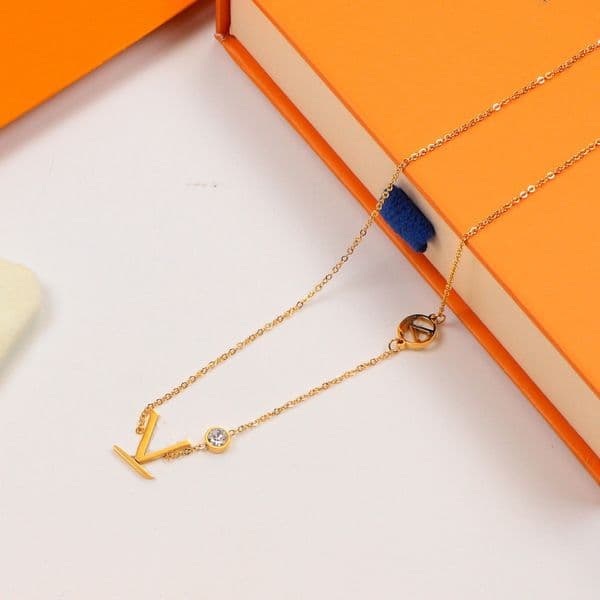 2026 New Luxury Designer V Pendant Necklaces With Single Diamond Simple Love Necklace Women Fashion Sets Wholesale