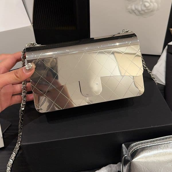 All Metal Designer CF Women Lambskin Leather Inner er Lady Shoulder Grid Hollow Design Gold Hardware Matelasse Chain Makeup Bag 17x8cm