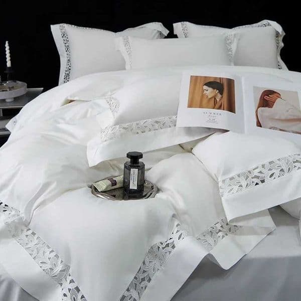 White High End Hotel Bedding Set Luxury Egyptian Cotton Hollow Out Lace Bedclothes Broad Side Duvet Cover Bed Sheet PillowcasesXJ250220