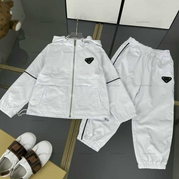 New baby coat suits autumn Various styles Tracksuits kids designer clothes boys girls Two piece set hooded jacket and pants A943X26N000