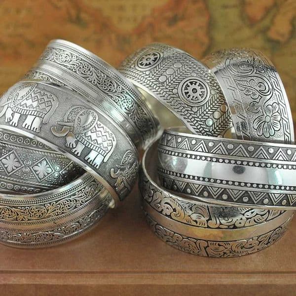 Vintage Cuff Bracelet Xizang Silver Plated Carved Flower Geometric Animal Open Bracelet Adjustable Indian Jewelry Womens Gift W250221