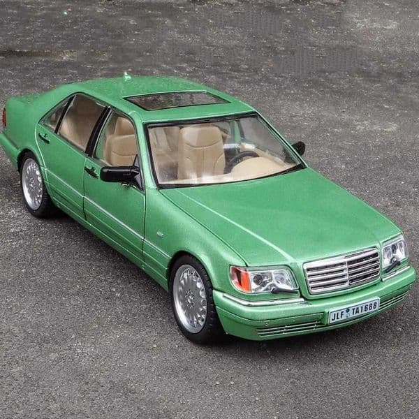 1/24 W140 320 SEL Toy Model Car Alloy Diecast Models 6 Door Can Be Opened Sound Light Pull Back Rubber Tires Toy Decoration Gift Z250224