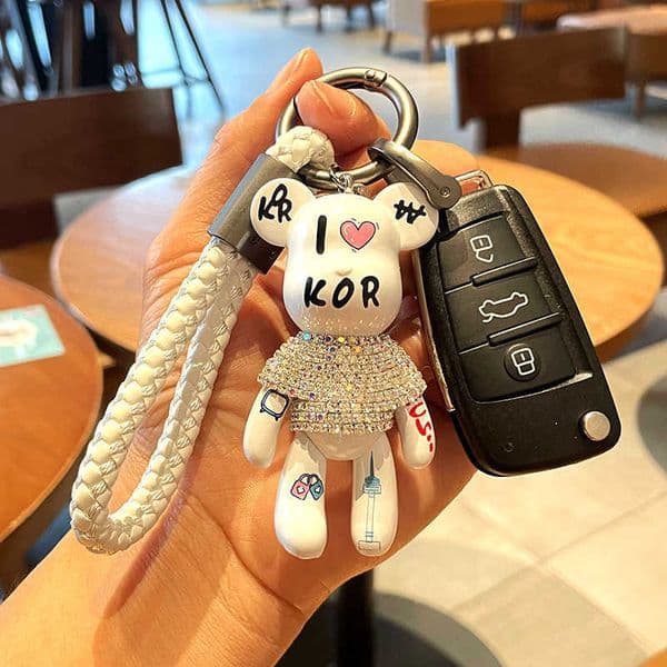 Key chain female delicate lovely personality figure net red simple atmosphere car key hanging ornaments J250227