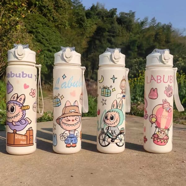 750ml Cute Cartoon Labubu Leak Proof Plastic Straw Cup Portable Outdoor Sports Water Cup Student Childrens Christmas Gift Toy X250612 M260225 L260521KR39