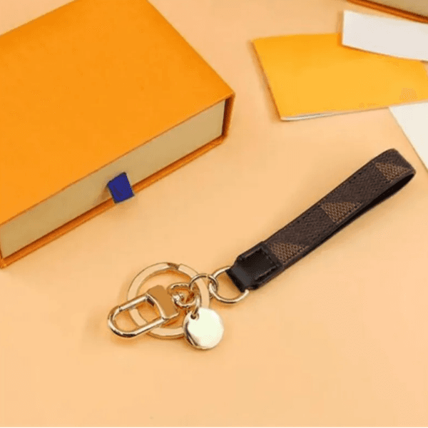 Keychains Lanyards 2025 Designer Keychain Buckle lovers Car Keychain Handmade Leather Keychains Men Women Bag Pendant Accessories