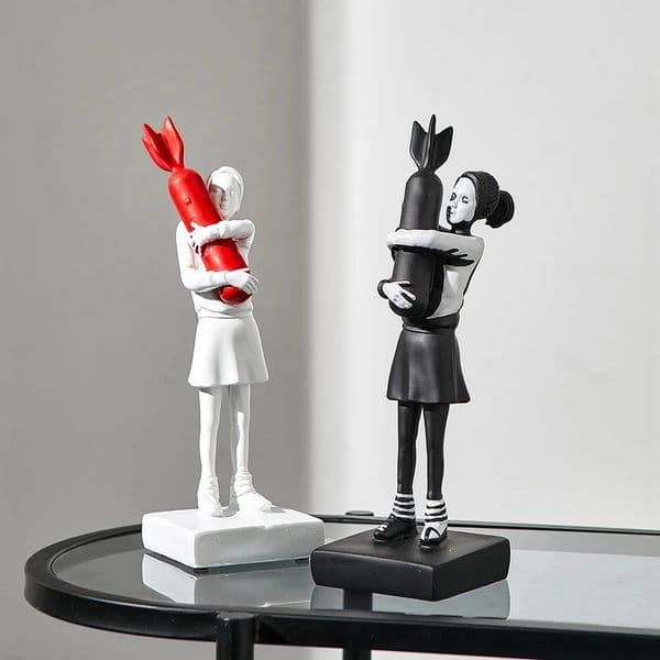 Banksy Hugging Bomb Girl Resin Statue Sculpture Home Decoration Hugger Hugging Peace Bomb Girl Accessories Living Room Decor 250618