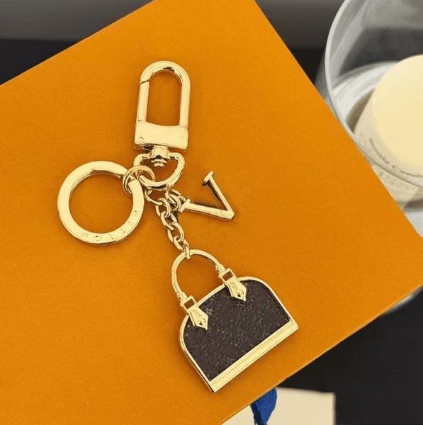 2026 New Upscale Metal French Style Brand Fashion Bag Charm Keychain Decoration Pendant Car Key Ring Elegant Designer Wallet Lovers Keychains
