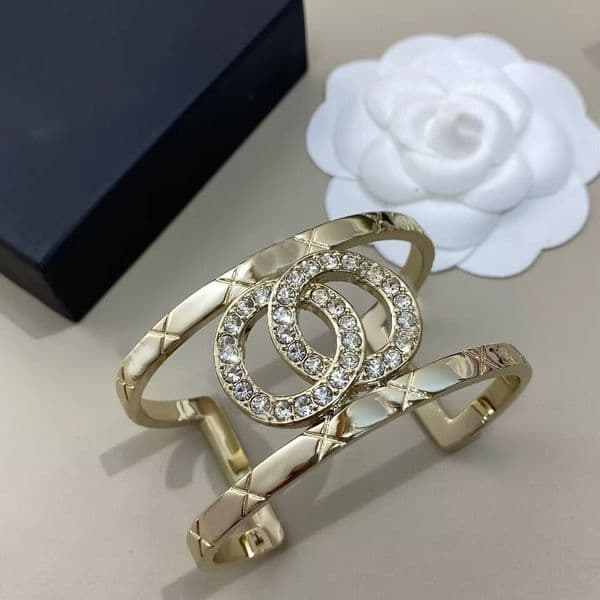 Elegant Gold Tone Rhinestone Embellished Bangle Bracelets for Women Fashion Jewelry Secure Cuff Bangle for Any Occasion Chic Accessory