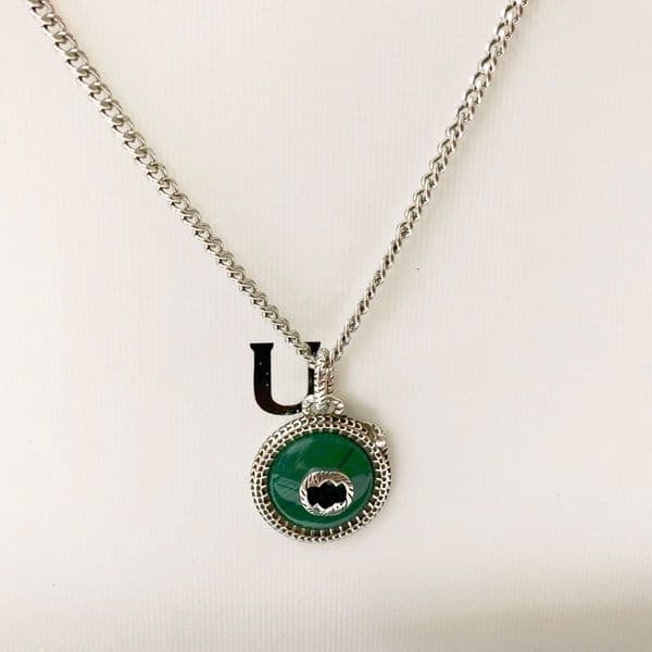 The pendant necklace is a brand-new high-end jewelry designed by a fashionable necklace designer with a minimalist and retro style