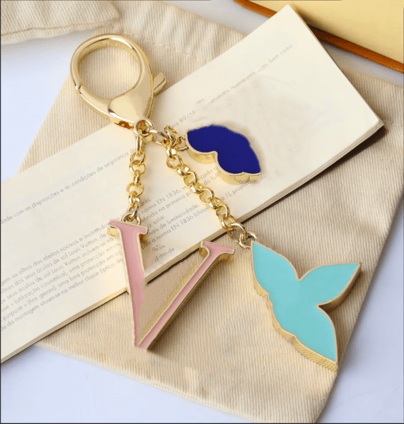 Elegant Charming Flower-Ssdshaped Metal Key Chain Designer keychain Chic French Style Bag Charm & Auto Accessory perfect Christmas gift for Her