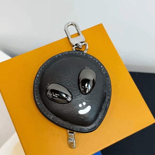2026 New New Lanyards Luxury Bag Charm Genuine Leather Mini Earphones Case Keychains Wallet Headset Keyring Designer Cute Alien Pendants Coin Se Gift
