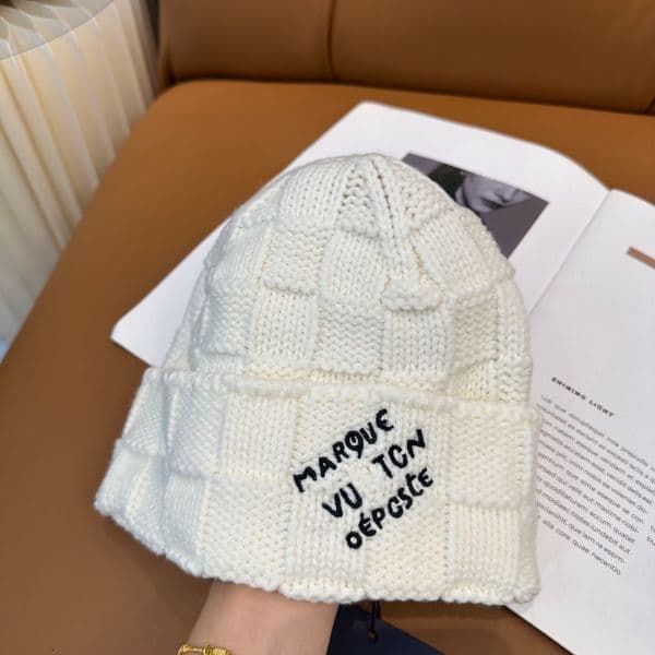 2025 White V Dandy Hat Luxury Designer Winter Cashmere Hat for Men Official Same Design Hat and Scarf Wool Hat Beach Hat Golf Hat Fur Hat Women