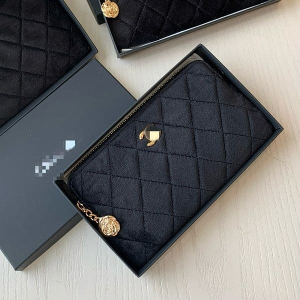 Beauty Gift: Camellia Pendant Black Velvet Clutch