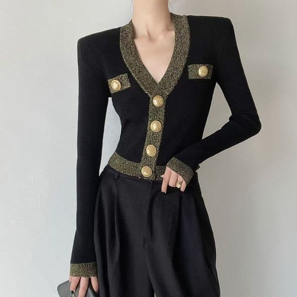 High-quality French V-neck knitted cardigan by designer, with fashionable large metal buttons, a luxurious and retro women's fitted cardigan jacket.