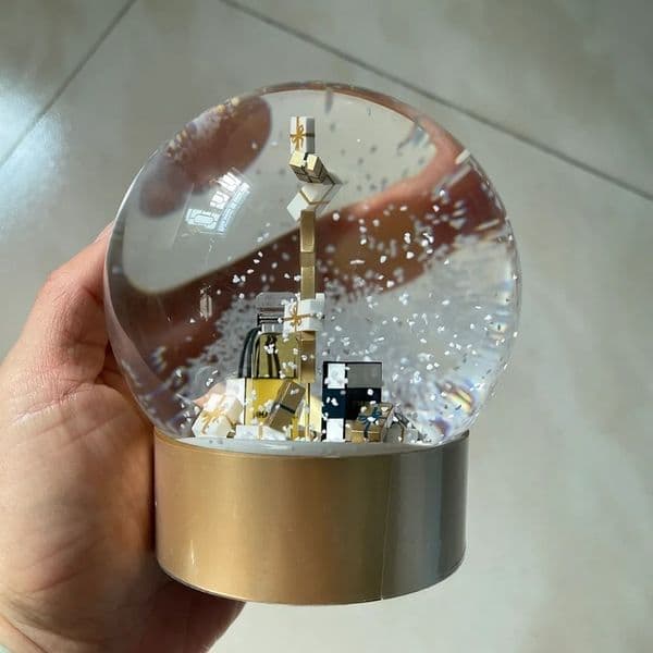 Luxurious Seasonal Keepsake: Ornate Glass Sphere Filled with Aromatherapy Essence Ideal Collectible Item
