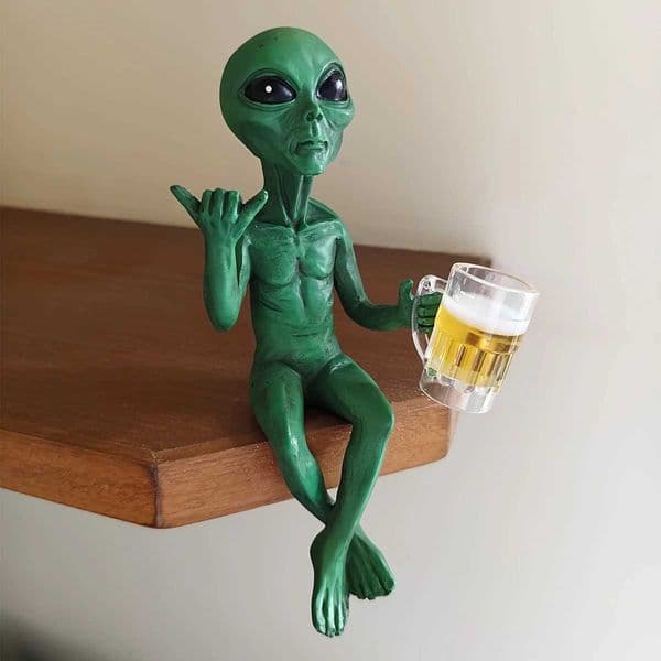 Funny Alien Beer Statue Garden Landscaping Yard Art Ornament Resin Beer Drinking Alien Sculpture Desktop Decoration Z251020