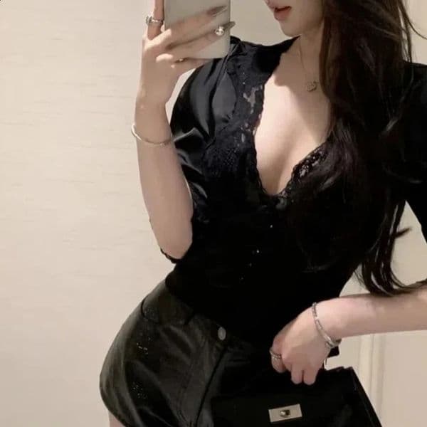 SpringSummer Vneck Ruiqian Printed Short Paragraph Third Quarter Temperature Social Pulling Fully Matched Top 240822