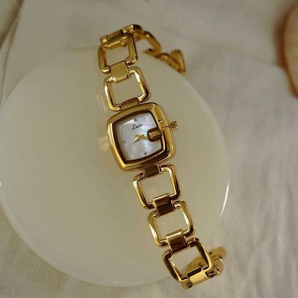 1pc Womens Elegant HighEnd Fashion Luxury Quartz Watch Stainless Steel Band Rhinestone Mother Of Pearl Dial Hollow Design Y251011