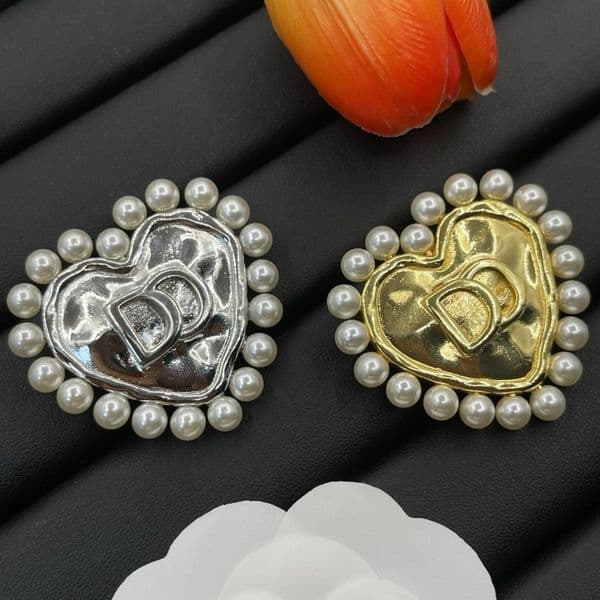 Fashion Brooch Retro Style Classic Letter Design Brooch Unisex Gold and Silver Color Couple Holiday Gift