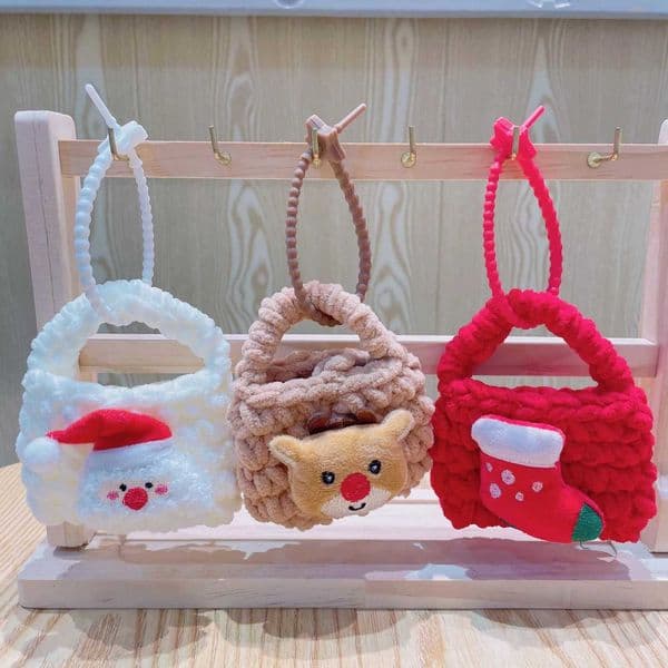 Hand knitting Plush Keychain Santa Claus Bell Christmas Tree Doll Coin Purse Earphone Bag Pendant Key Ring Girls Christmas GiftXJ251015