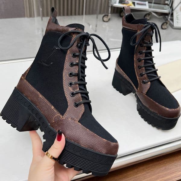 Laureate Platform Desert Boot 1AD9ZU designer winter boots luxury womens new boot treaded rubber outsole leather lace platform boots side decoration with sign boot