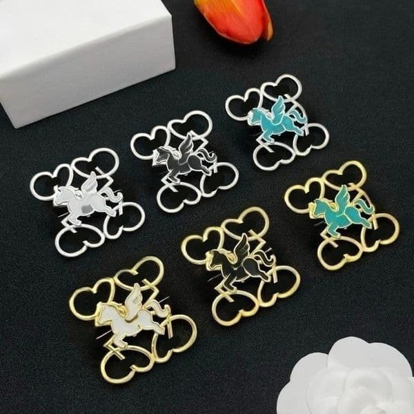Simple and Fashionable Letter Pin Brooch New Design Enamel Unicorn Brooch Neutral Style Classic Brand Brooch Set Party Dress Decoration Christmas Gift Couple Gift