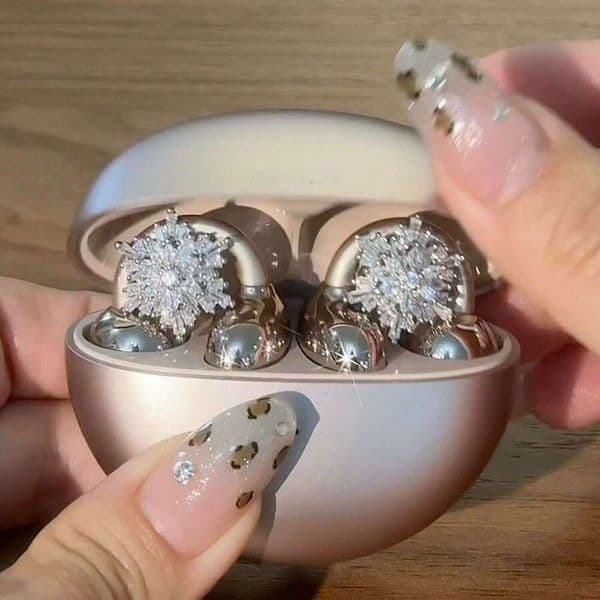 DHCollections--Full Snowflake Dia Buckle Niche Design Light High-end Feel Earphone Clip DIY Accessories Sweet