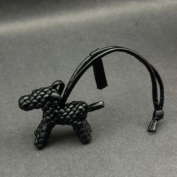 Luxury Designer Bag Charms Letter Leather Dog Design Cowhide Hanging Ornament Key Chain Purse Designer Keyring Bag Accessories Key Ring Key Holder