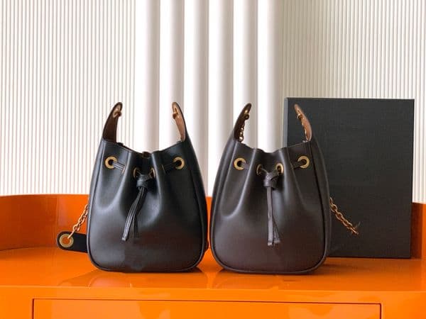 Mini bucket bag drawstring/bucket shaped bag fashion bag designer's high-quality cowhide shoulder bag showcases elegance with suede lining 840888