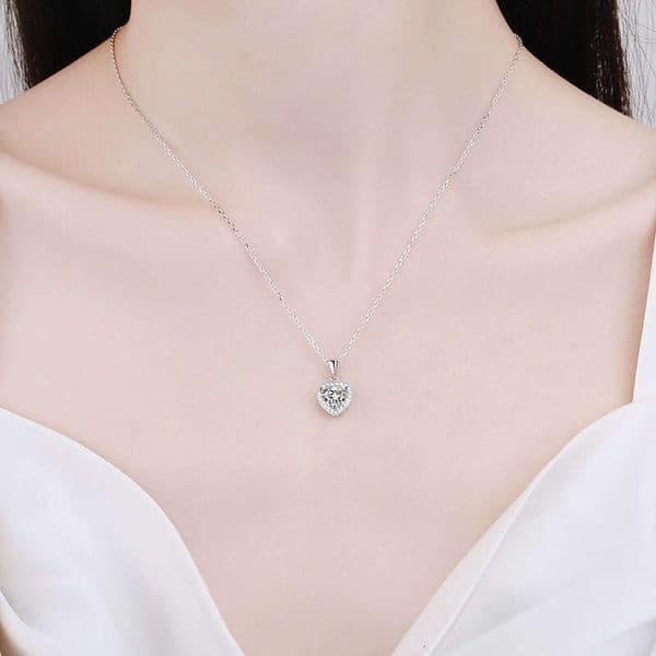DHCollections-- S Pure Sier Heart Necklace for Women Moissanite Cluster Clavicle Chain Plated PT950 Gold Jewelry Direct