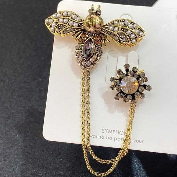 Vintage Rhinestones Pearl Bee Pin Brooches Classic Tassel Chain Bee Insect Enamel Pin Luxurious Suit Accessories Corsages Y251029
